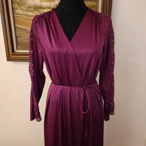 Vintage 1960s Maidenform Lace Accented Robe